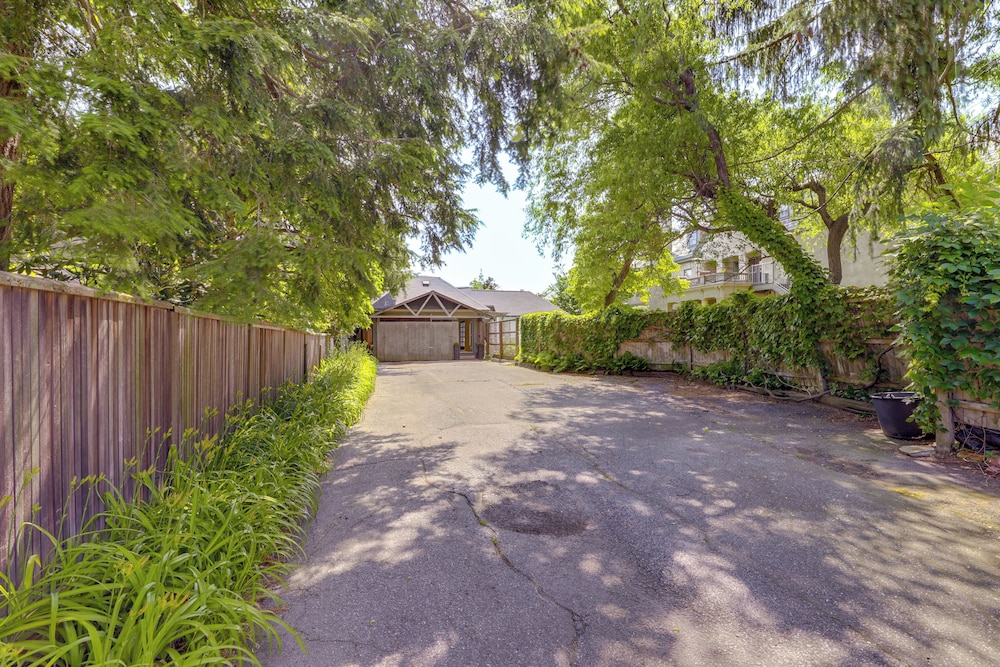 Beautiful & Historic Cottage, Steps to Elm Park