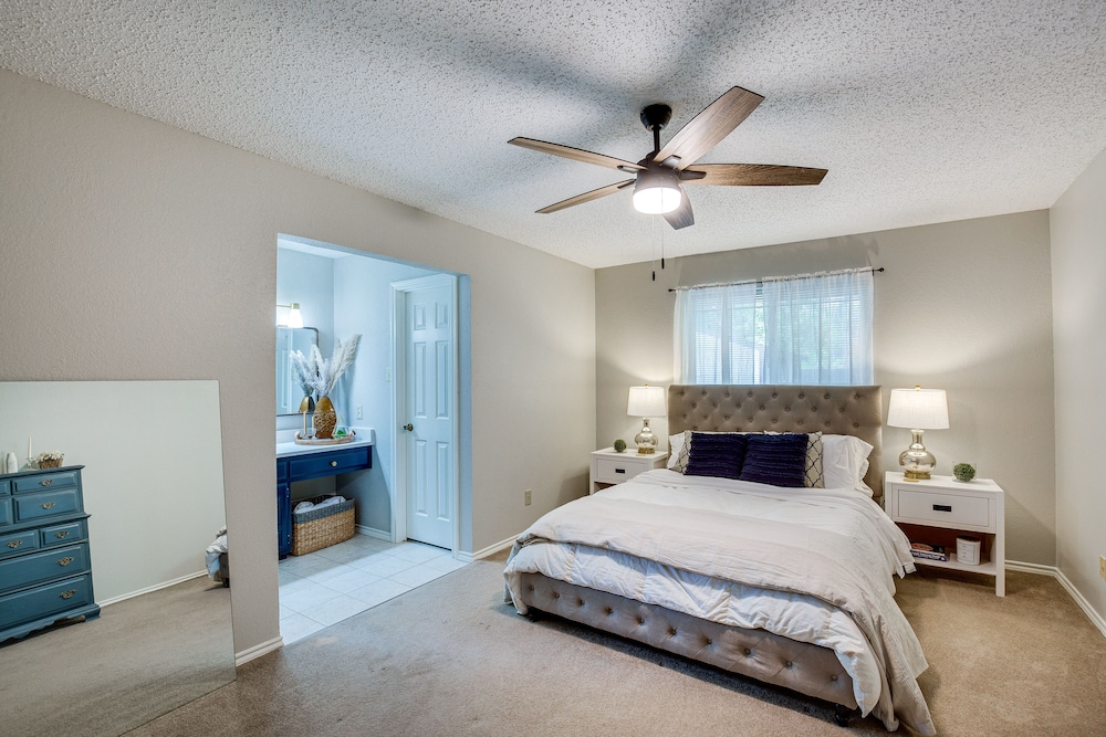 Dallas Vacations - Darling Waxahachie Home w/ Yard  Fire Pit! - Property Image 4