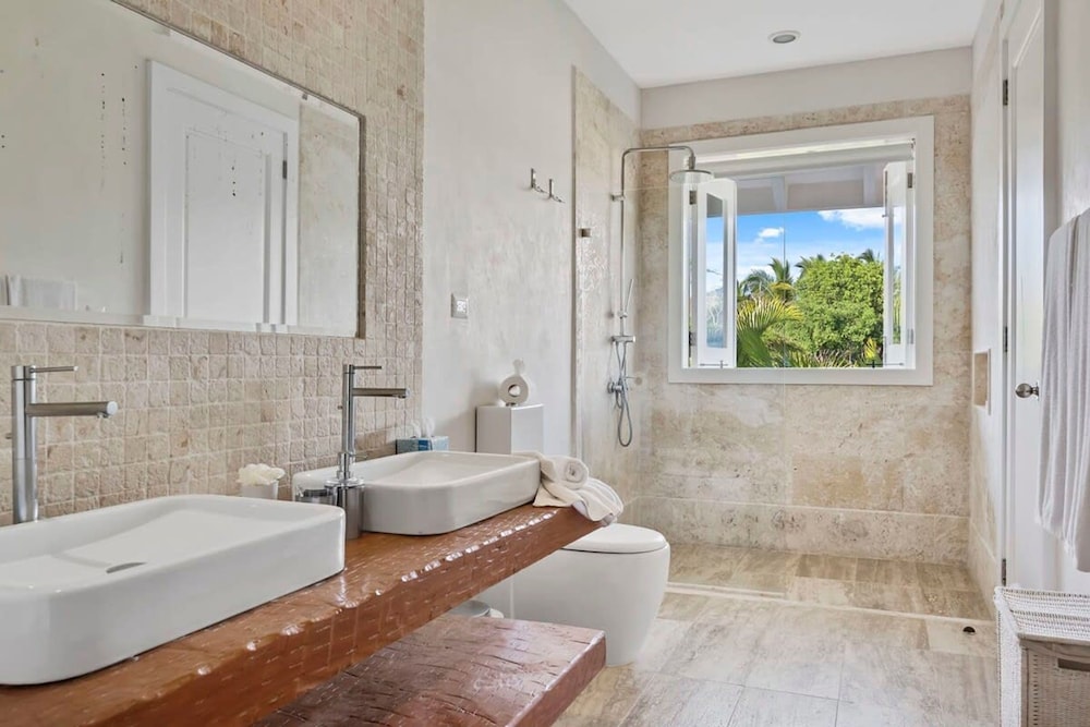 Oceanfront Golf Course Estate w Pool Guest House