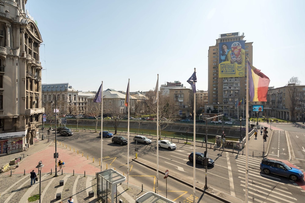 Calea 3BR Victoriei Stunner - Two Living Rooms - Balconies on the Avenue