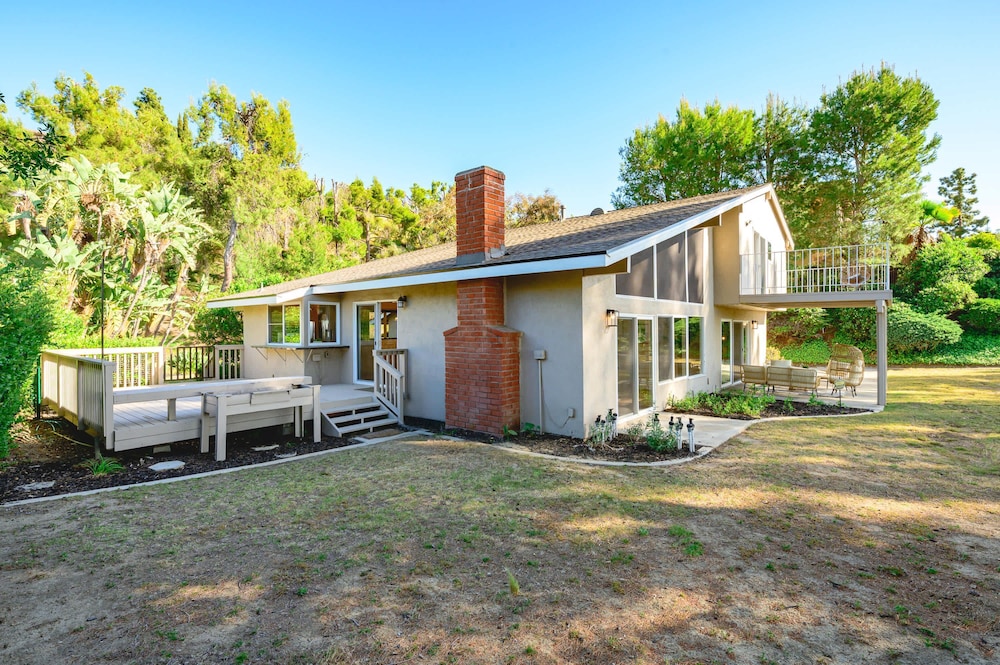 Spacious Retreat With Scenic Mountain Views