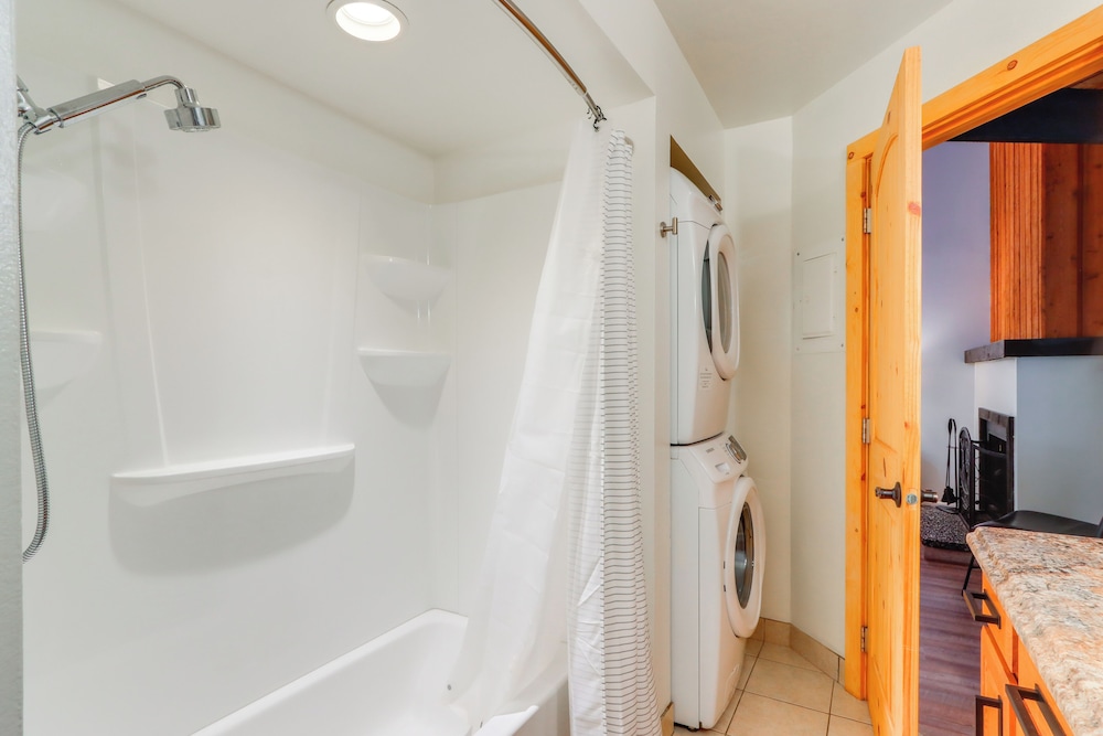 Walk to Twin Lakes: All-season Idaho Condo!