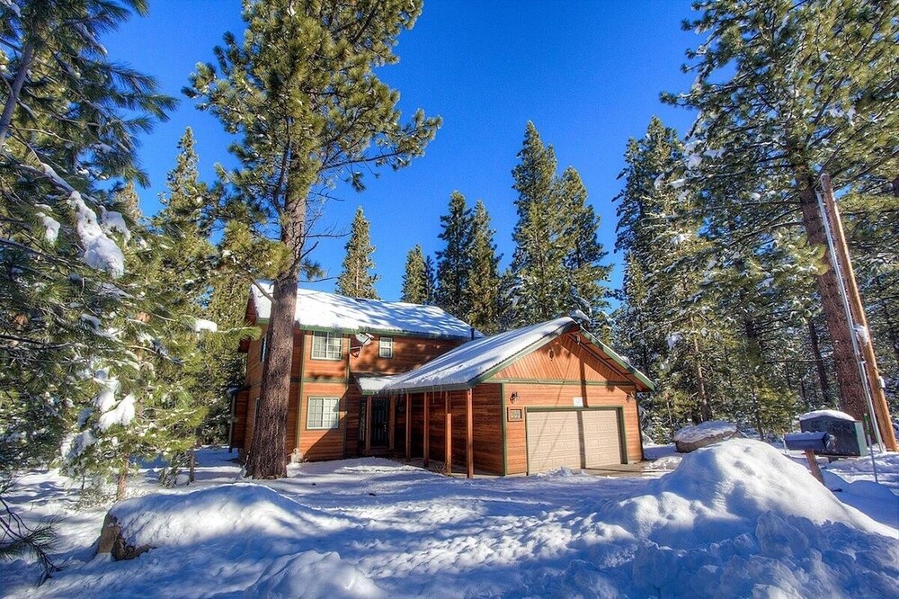 Bear Country 4 Bedroom Home by RedAwning view 2