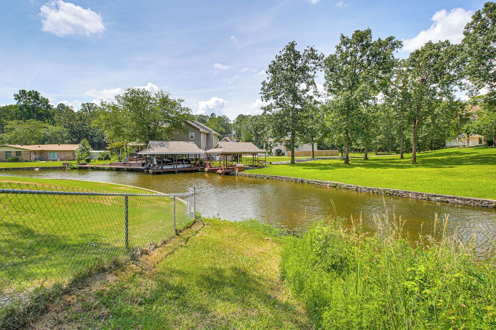 Lake Hamilton Retreat w/ Kayaks & Spacious Yard!