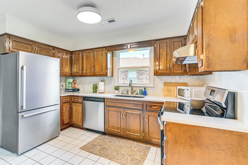 Pet-friendly Home w/ Yard, 1 Mi to Decatur Mall