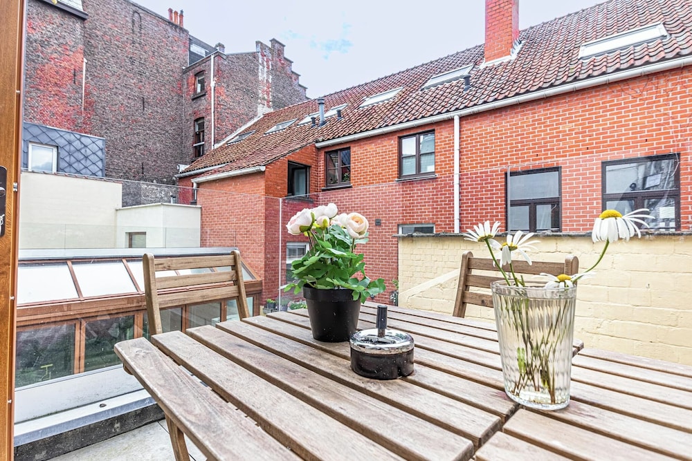 Modern 3BR Apt for 6 with Patio Ghent