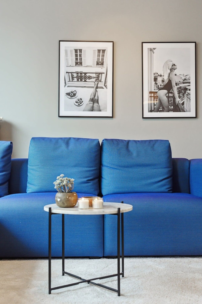 Centrally Located 2 Bedroom Apartment With Parking