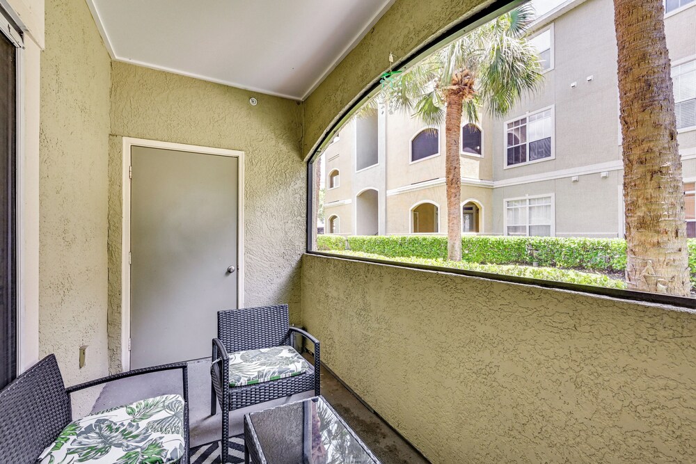 4 Mi to Clearwater Beach: Apt w/ Community Pool!