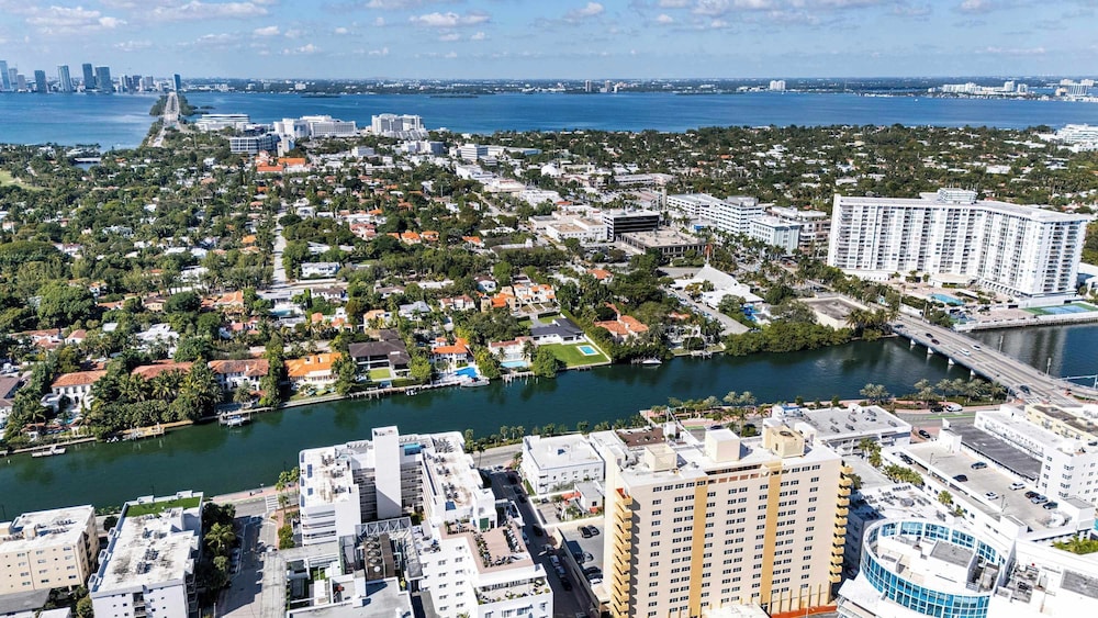 Retro Miami Getaway With Free Parking 1 Minute From Beach