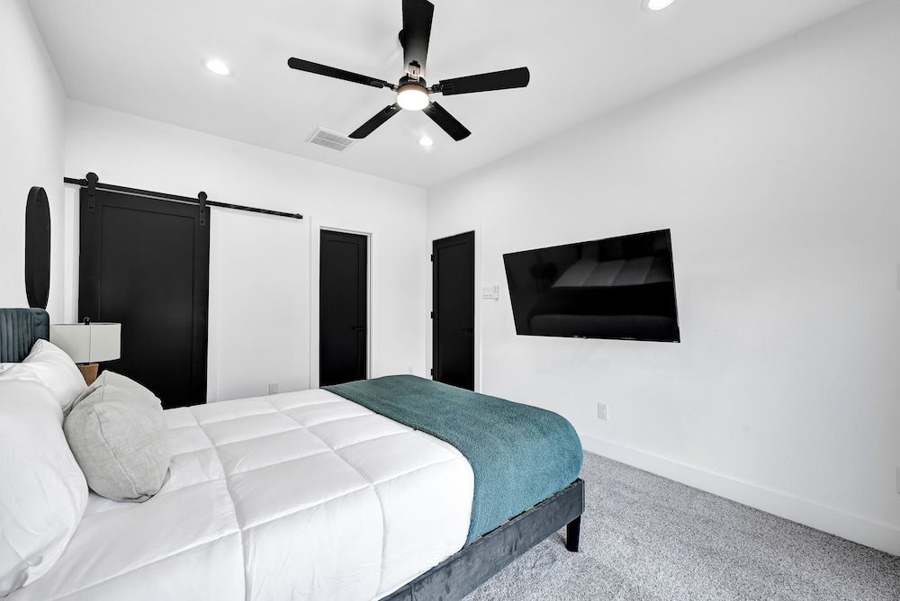 5 Mi to NRG Stadium: Modern Escape w/ Patio & Yard