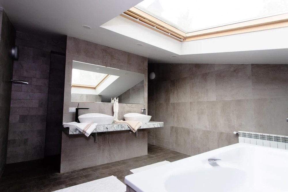 4 Bed Villa Estate Sleeps 7 - Pool, Garden, Sauna