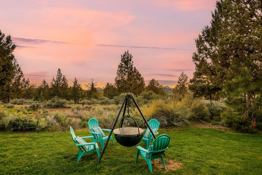 Family-Friendly Dara Oaks Home with Private Hot Tub and BBQ on the Deck by RedAwning