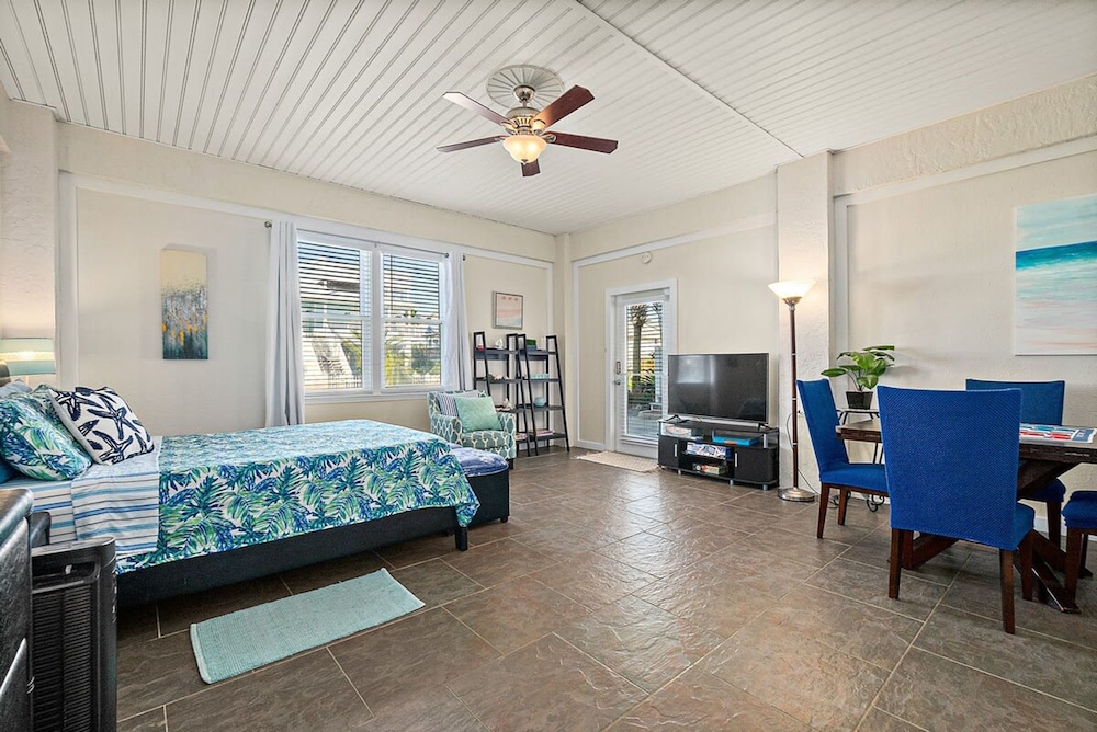 Perfect Beach House 2min Walk With Heated Pool and Hot Tub 4 bed 3 Bath With Pet Friendly