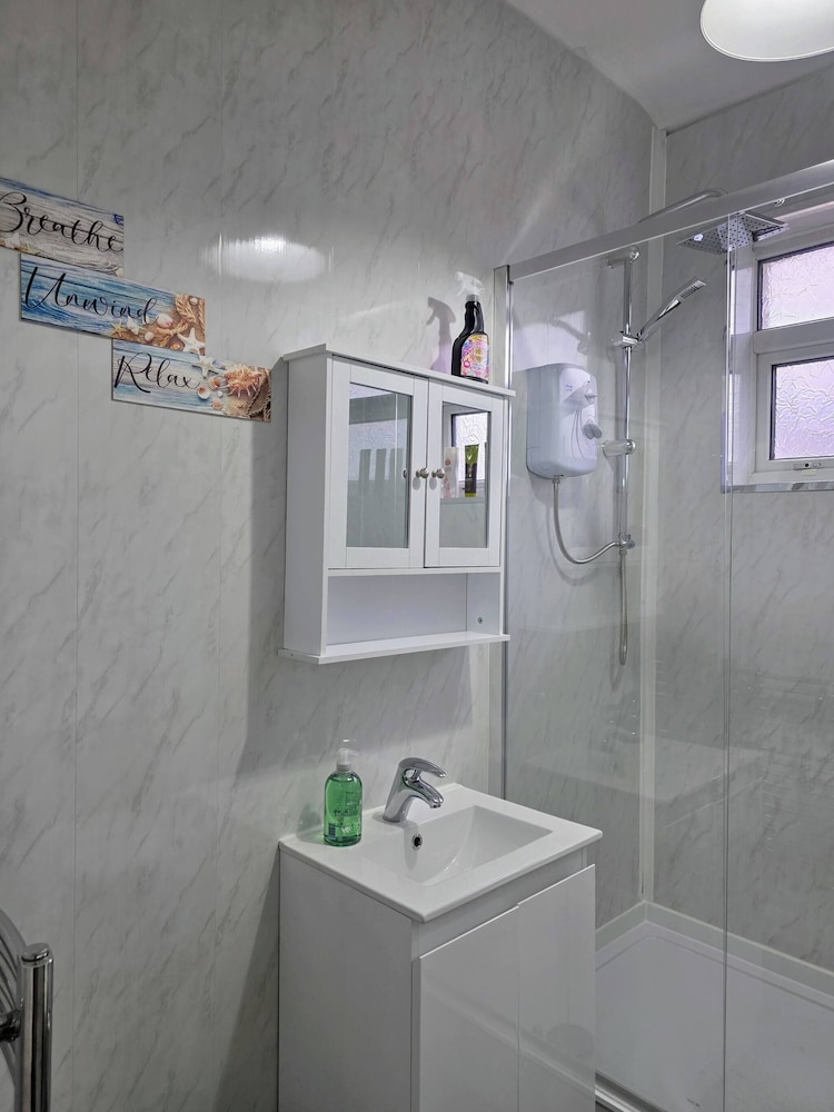 3 Bed Home Free Wifi & Netflix Central Location