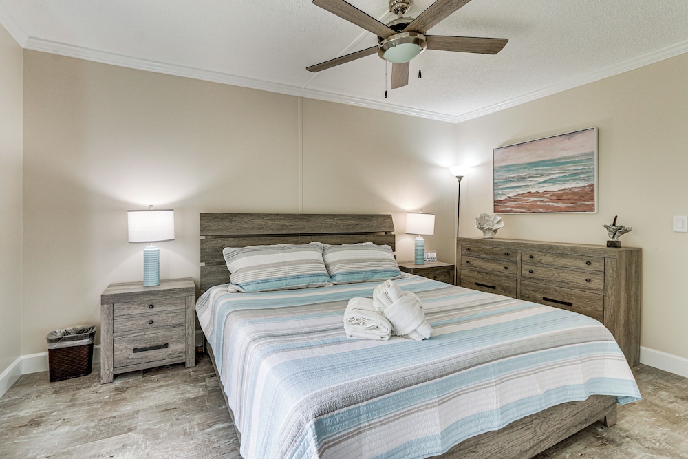 Walk to Folly Field Beach: Condo w/ Pool Access