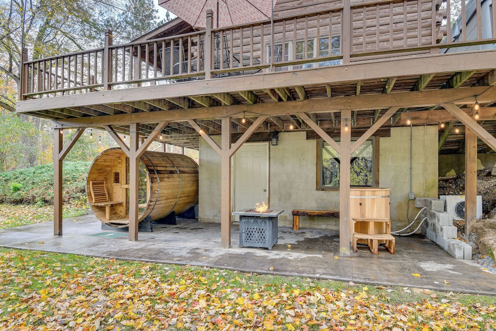 Private Hannibal Cabin With Sauna & Hot Tub!