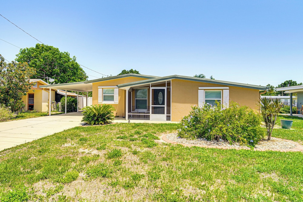 1 Mi to Lake Jackson: Home w/ Screened Patio!