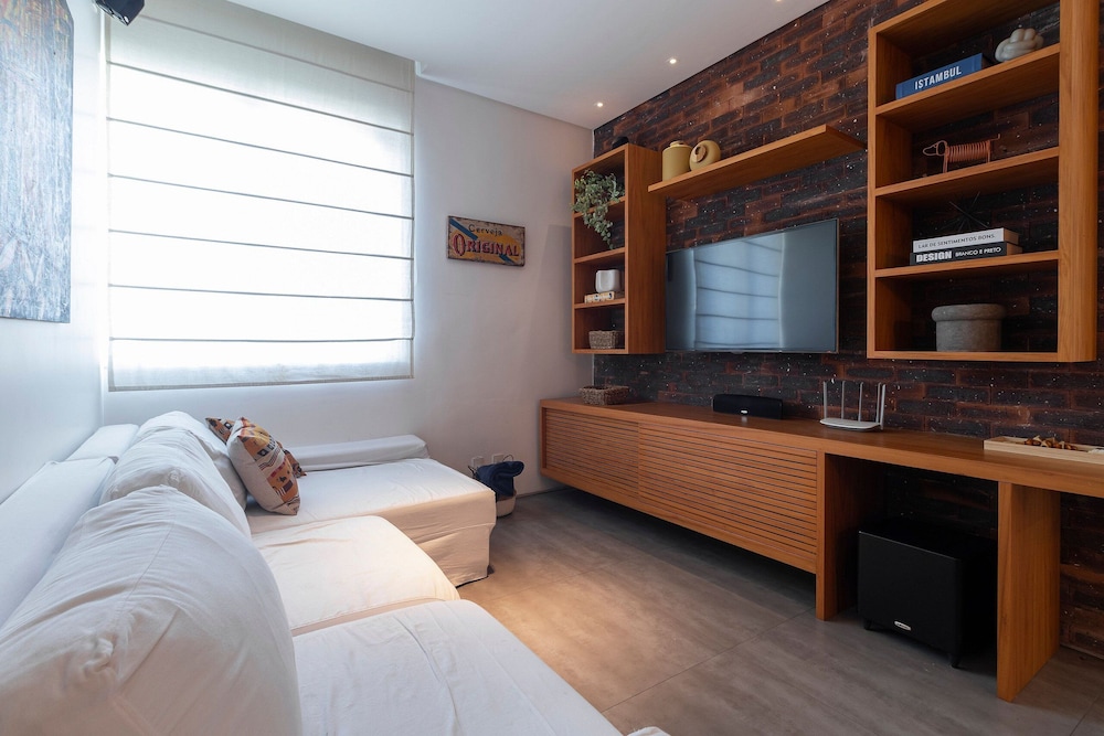 Leblon | 5 min da Praia, com workspace e perto do comércio do bairro - por Casapē Rio