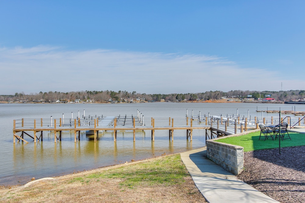 Lake Greenwood Getaway w/ Docks & Waterfront Views