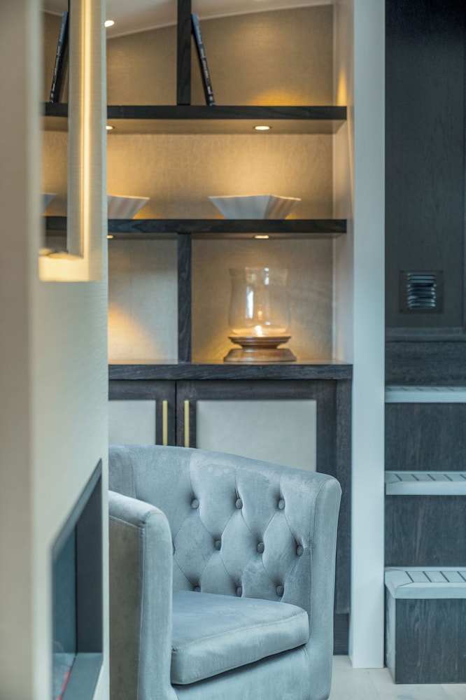 Elegant houseboat near Canary Wharf