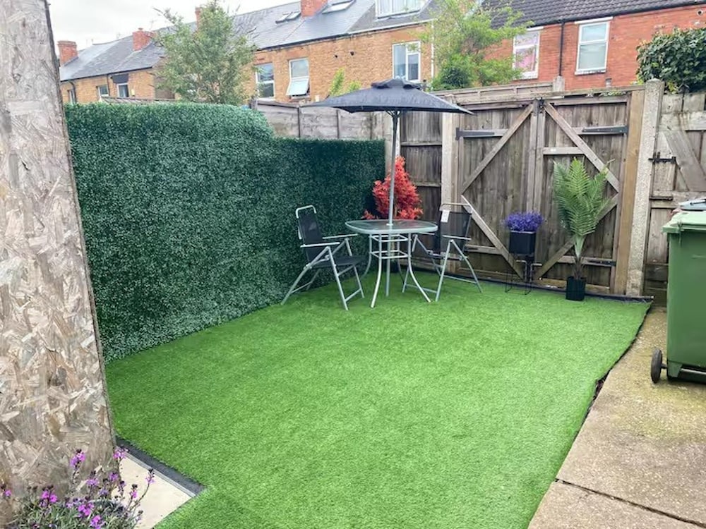 Cosy 2 Bed House - Sleeps 3, Parking & Garden