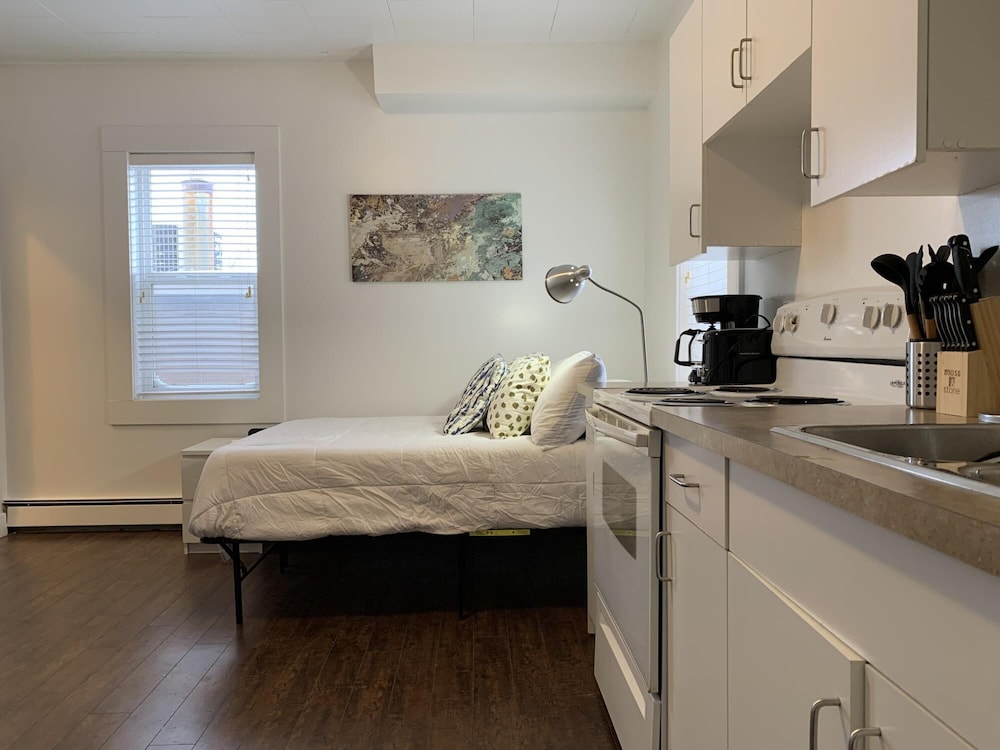 Cozy Bachelor Condo Downtown Wifi Smart TV