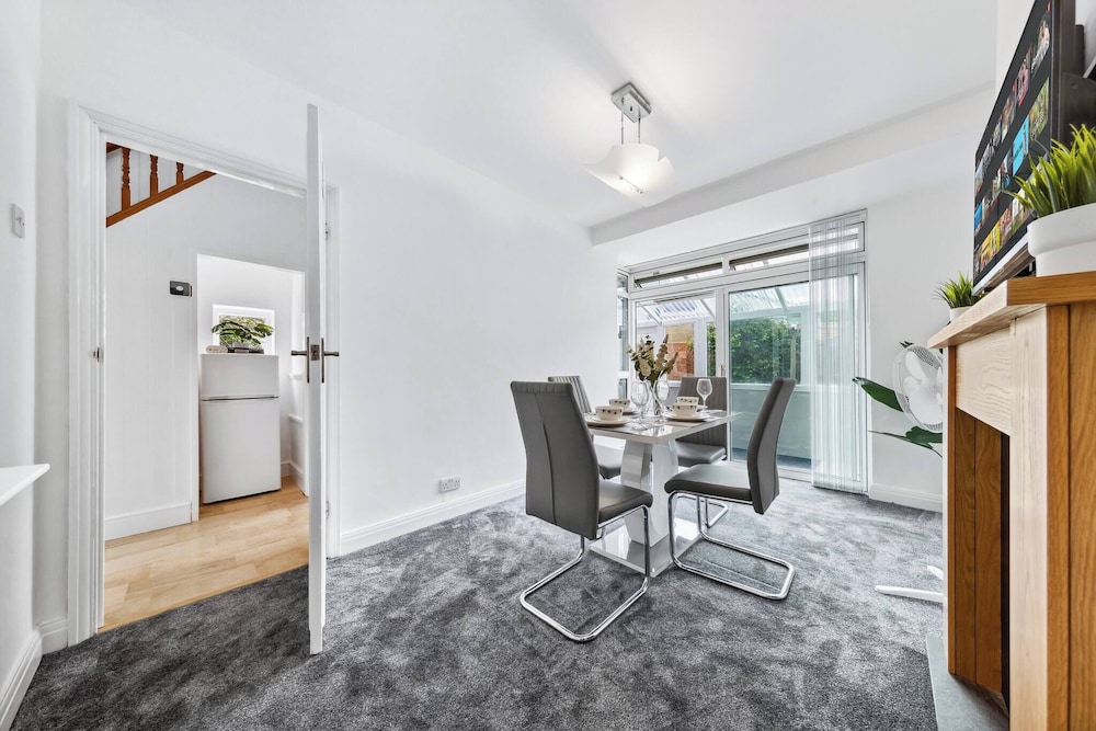 Spacious 3 bd Garden M25, Free Parking,bluewater