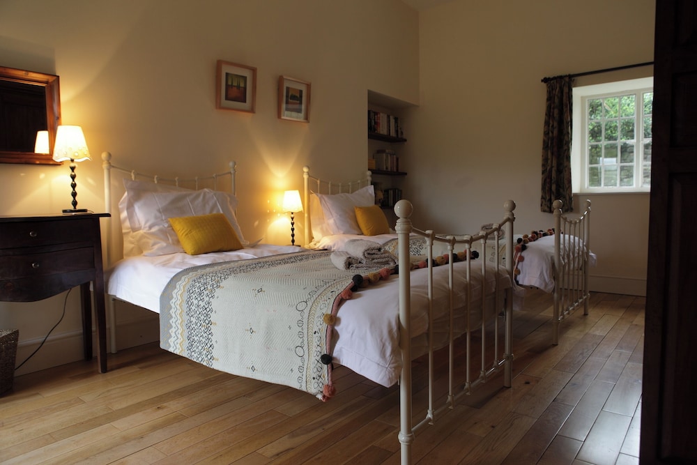 Glanhenwye Courtyard Cottages