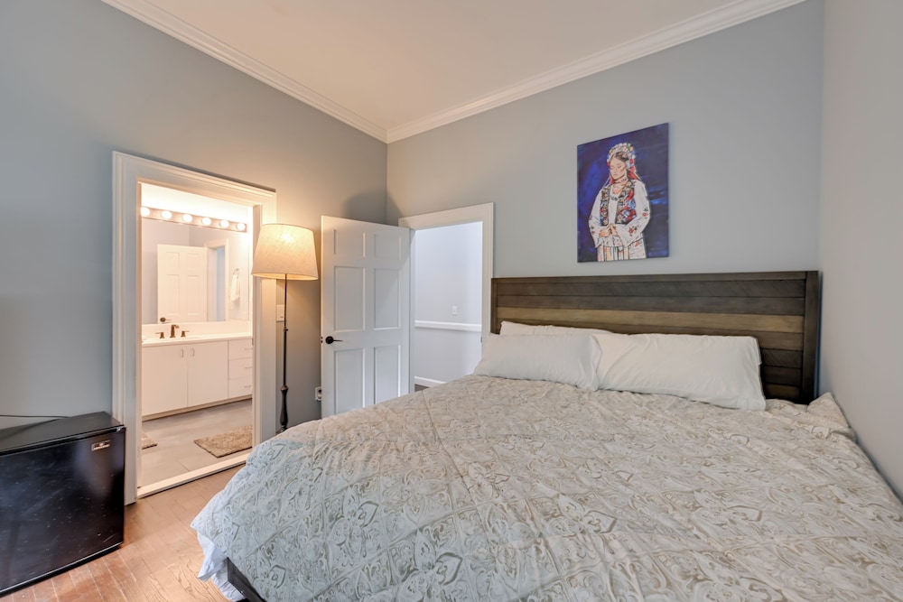 High-end Estate in Norwalk: Quiet & Spacious!