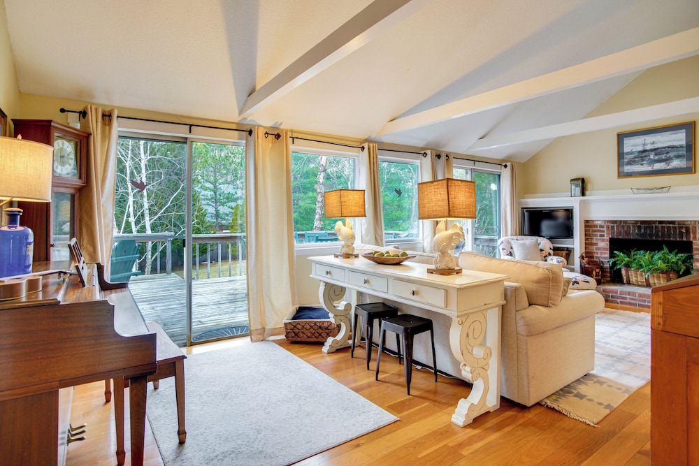 Furnished Deck: Retreat on Mashpee River!