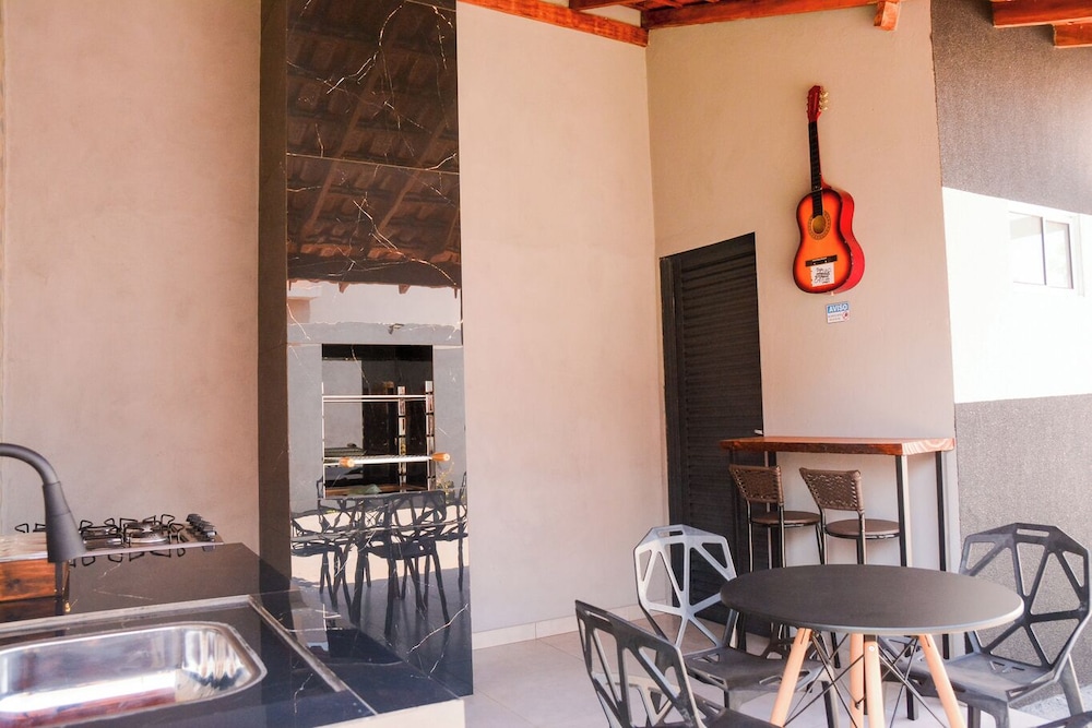 Casa com Garagem e Churrasqueira em Tima Regi o