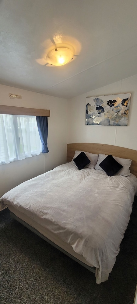 Stunning Holiday Home Beautiful Lakeside Views 15 Mins From Goodwood