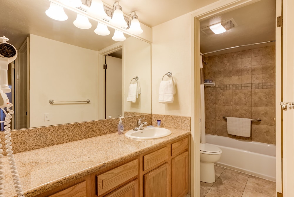 Lakeland Village - Walk to the Beaches of Lake Tahoe!