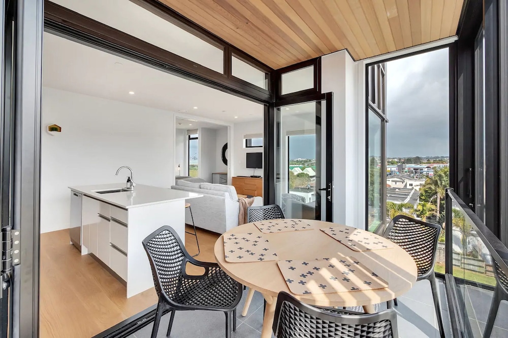 Takapuna Contemporary 2BR with Carpark view 2