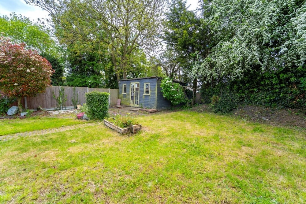 3 Bed House - Sleeps 5 - Pets - Garden - Parking