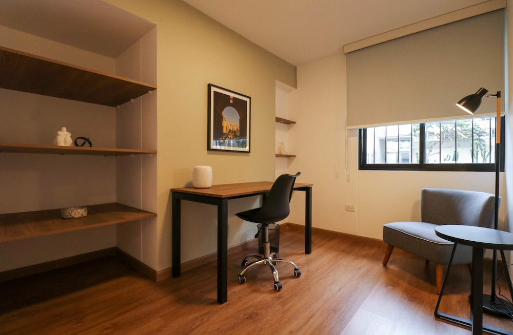 w Monochromatic 2BR w Terrace in Miraflores
