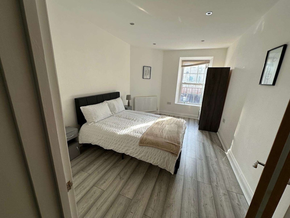 Inviting 1-bed Apartment in Walton on the Naze view 3
