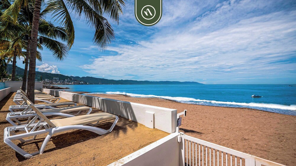 Elegant 1 BR Condo - Beachfront - Pools - King