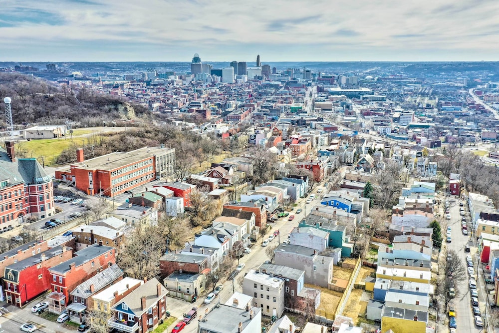 Cozy Boho-chic Loft ~ 2 Mi to Downtown Cincinnati view 3