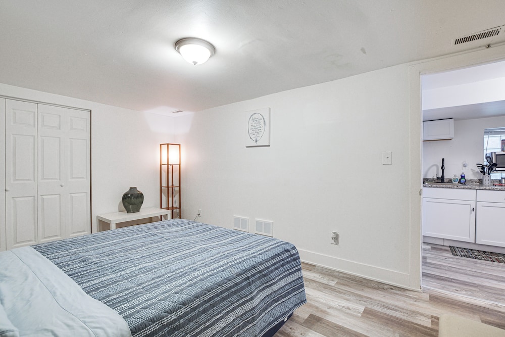 < 2 Mi to Uchicago: Pet-friendly Getaway w/ Yard