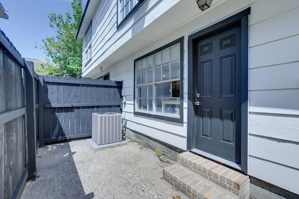 Near Airport & Interstate: Houston Area Townhome