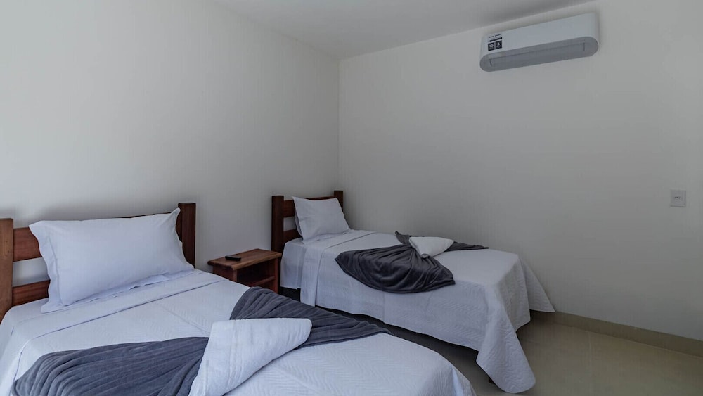 Casa Pet-friendly em Cond com Piscina e 5 Su tes