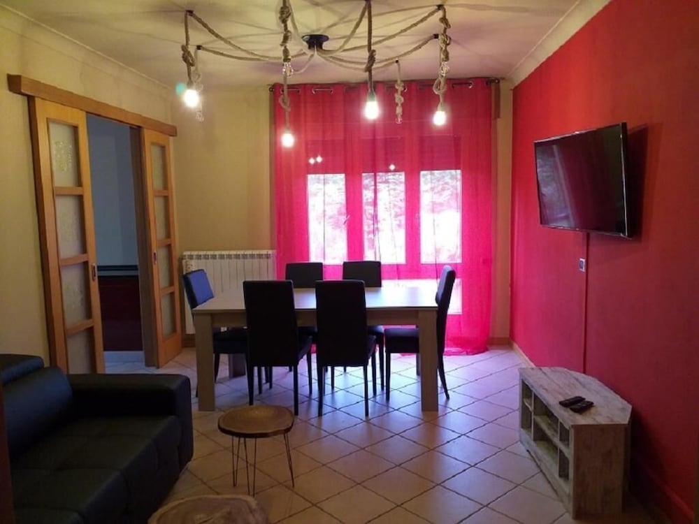 Room in Guest Room - Orange Room in Apartment view 2