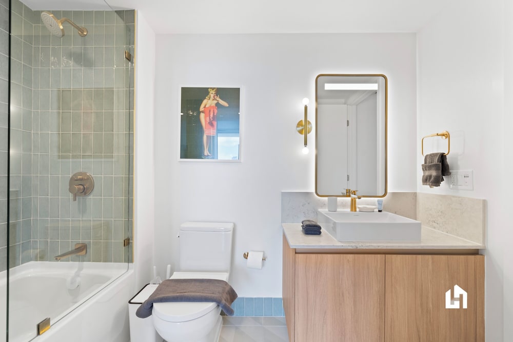 Stylish Apartments with Partial Ocean Views in Downtown