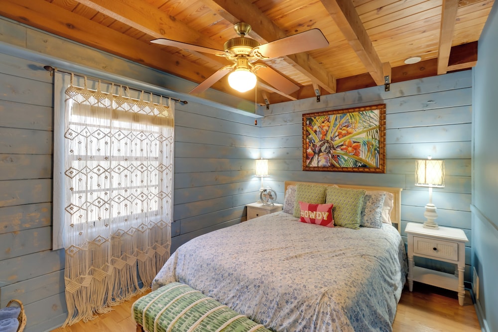 Fish On-site: Okeechobee Cabin w/ Pool Access