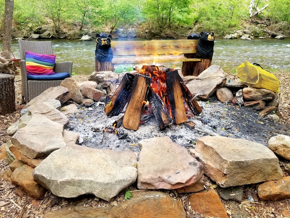 Bear Creek Lodge and Cabins in Helen Ga - Pet Friendly, River on Property, Walking Distance to downtown Helen