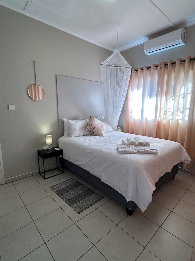 Hungwe House Victoria Falls