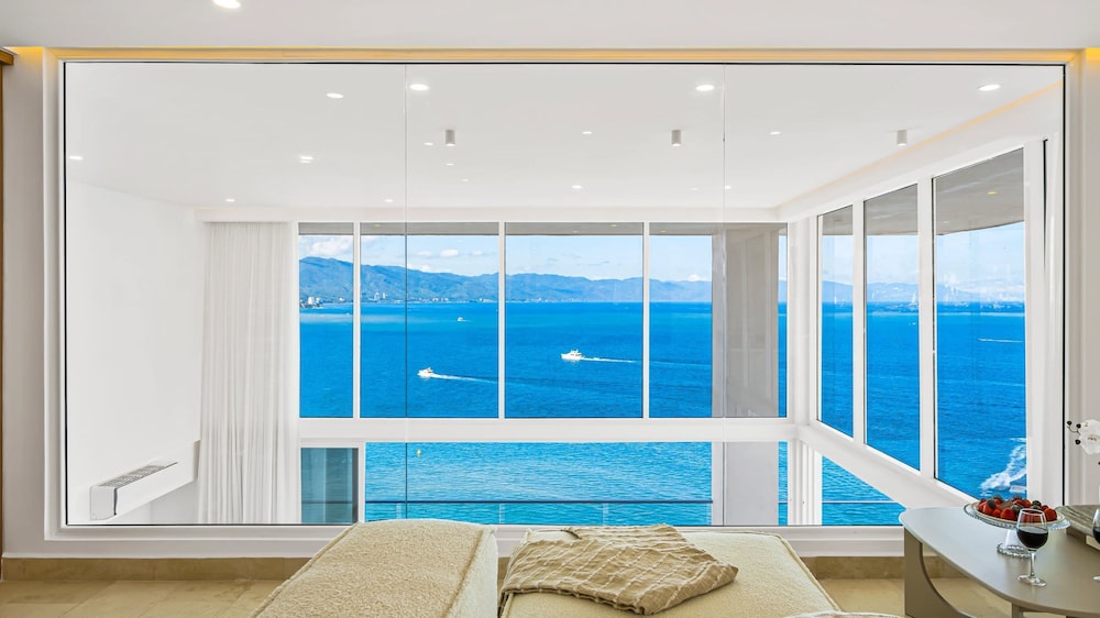 Beachfront Luxury 4BR Penthouse With Incredible Ocean Views