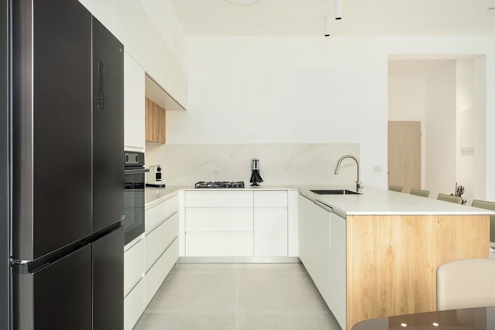 Central & Bright Getaway by Sea N' Rent