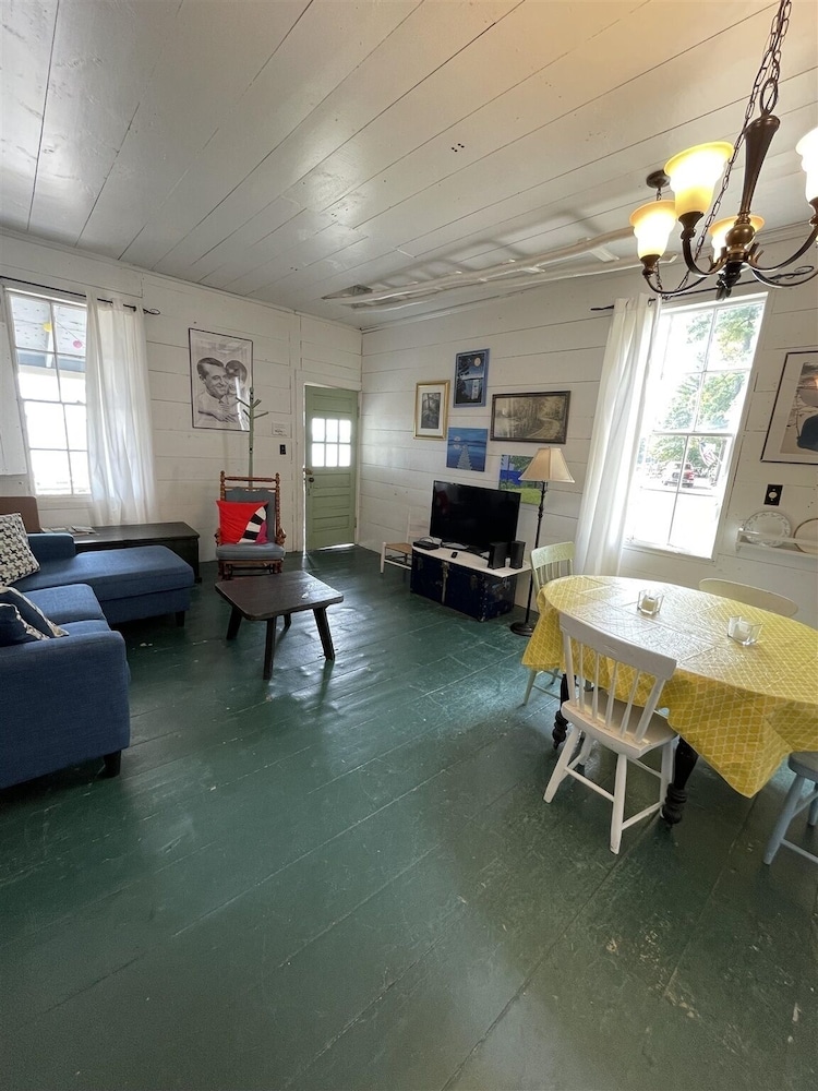 Friendly Inn Limit 5 3 Bedroom Cottage view 5